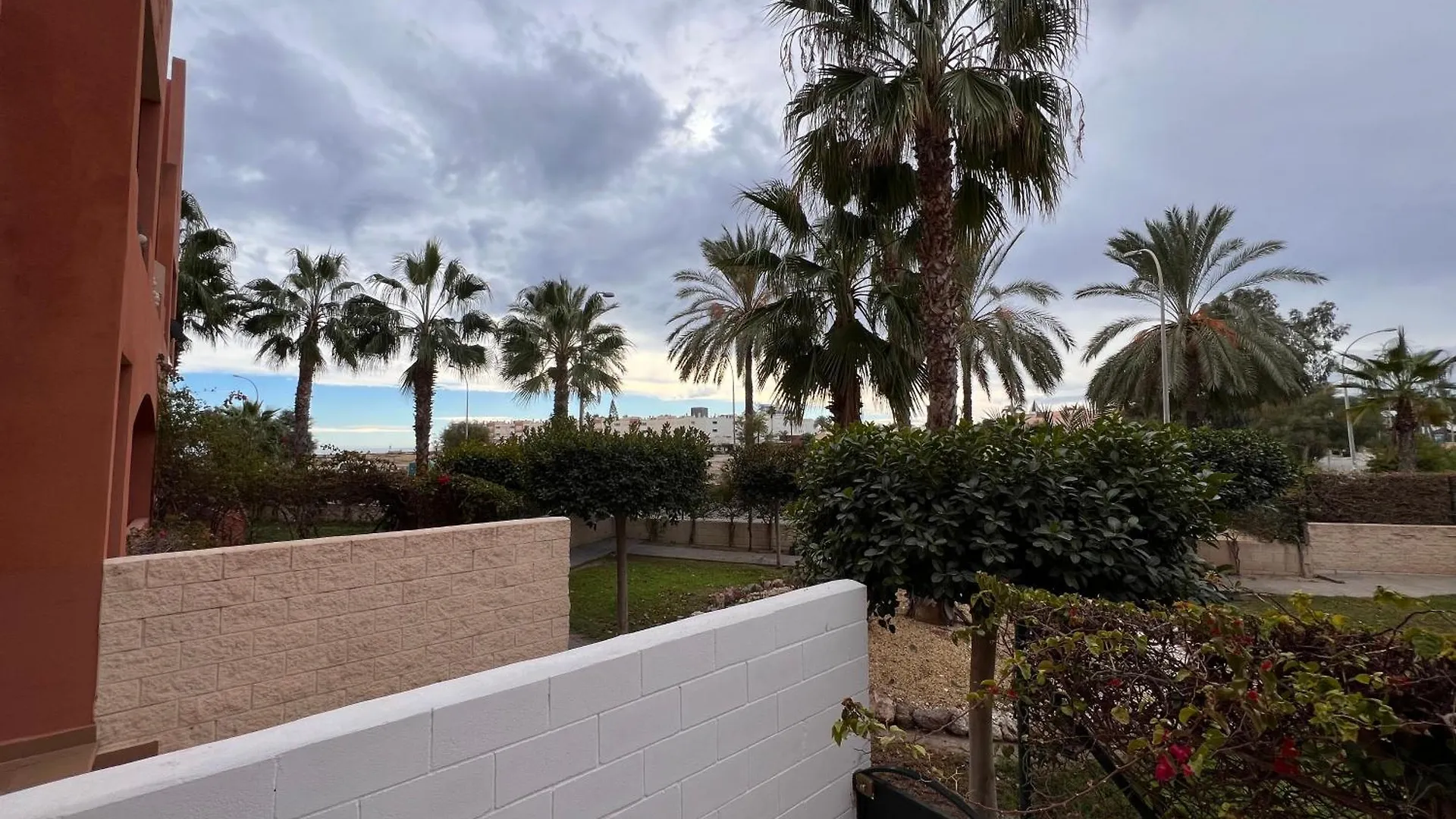 Precioso Bajo Con Jardin En Paraiso De Vera Apartment
